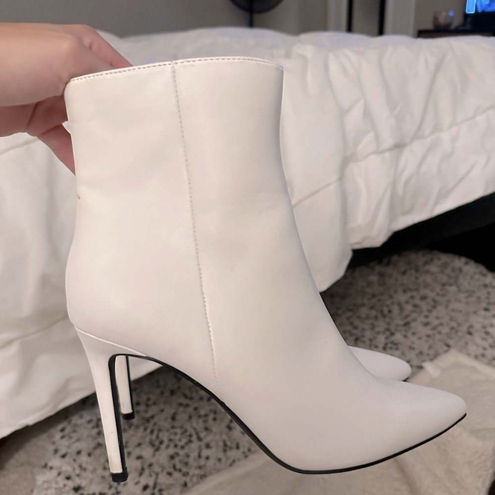White heel pointed boots! Classy, size 7!